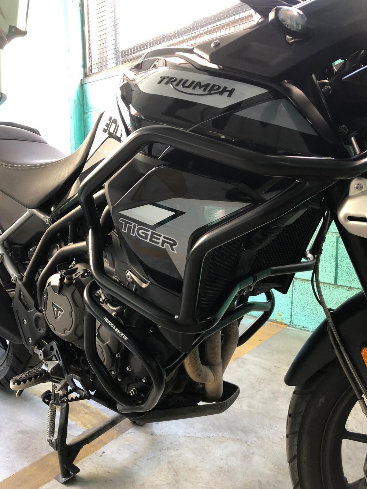 Hepco&Becker Sturzbügel schwarz oben SOLID (Tankschutz) für Triumph Tiger 850 Sport ab 2021